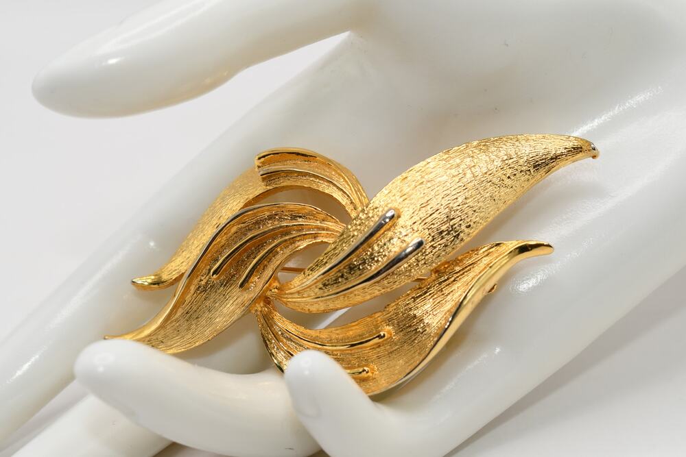 Vintage Don-Lin Gold Tone Brooch Mid Century Modern Abstract Leaf